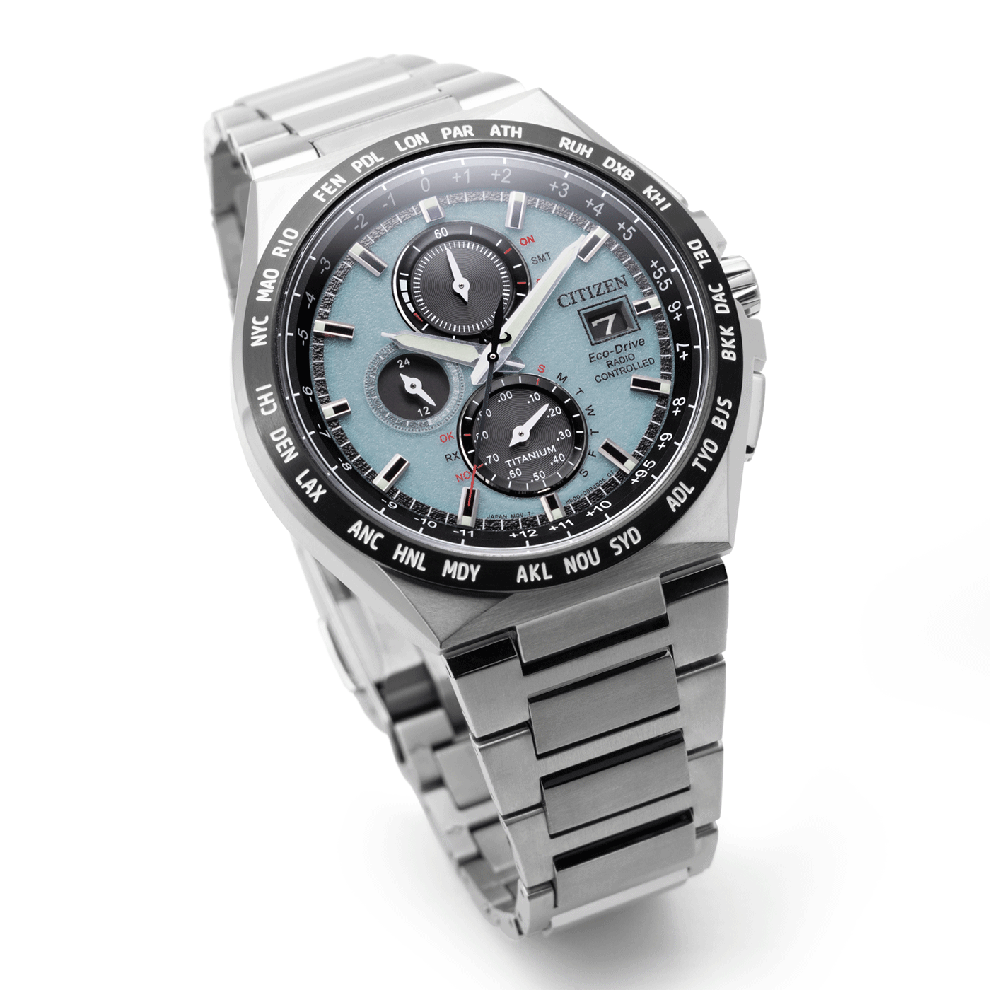 Citizen Eco-Drive Funkuhr AT8238-84M mit Super Titanium und Saphirglas beautyshot2